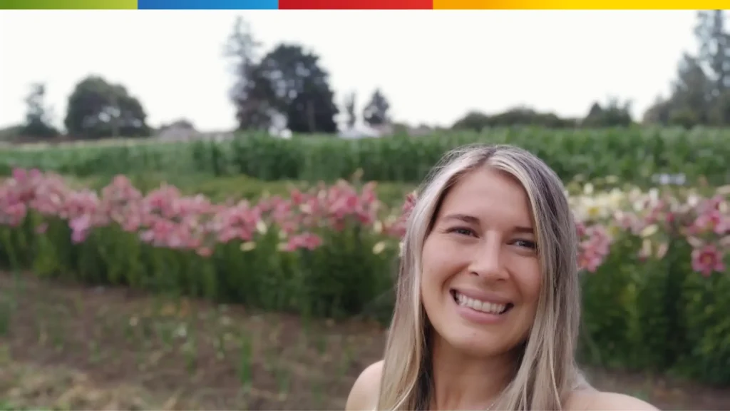 Daniela y su esposo Juan Manuel partieron desde cero en el campo. Hoy, con el apoyo de Banigualdad, consolidan su negocio de flores con trabajo constante, aprendizajes y esperanza.