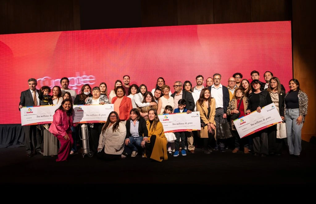 Fundación Banigualdad distinguió a siete chilenos con historias de esfuerzo y resiliencia. Más de 3.900 postulaciones llegaron desde todo el país y solo un grupo reducido fue seleccionado para recibir el reconocimiento en Cumple Tu Sueño 2025.