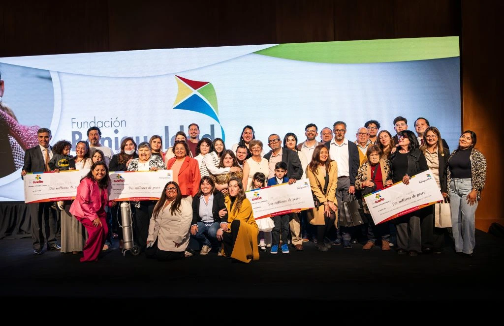 Fundación Banigualdad distinguió a siete chilenos con historias de esfuerzo y resiliencia. Más de 3.900 postulaciones llegaron desde todo el país y solo un grupo reducido fue seleccionado para recibir el reconocimiento en Cumple Tu Sueño 2025.